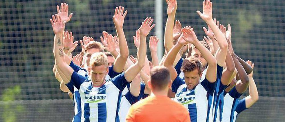 Und die Hände.... zum Himmel! Pal Dardai leitet die 29-köpfige Trainingsgruppe von Hertha BSC an. Foto: dpa/Zinken