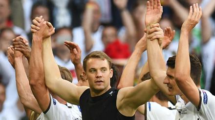 Teamplayer. Manuel Neuer hilft mit seiner Kids Foundation benachteiligten Jungen und Mädchen. So macht er längst nicht nur durch seine herausragende Tortwartleistung auch bei der EM 2016 von sich reden, sondern auch durch nachhaltiges soziales Engagement.