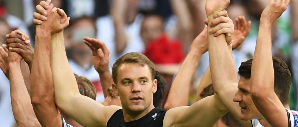 Teamplayer. Manuel Neuer hilft mit seiner Kids Foundation benachteiligten Jungen und Mädchen. So macht er längst nicht nur durch seine herausragende Tortwartleistung auch bei der EM 2016 von sich reden, sondern auch durch nachhaltiges soziales Engagement.