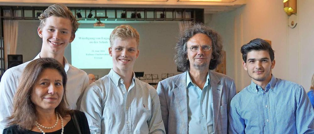 Stadtrat Oliver Schruoffeneger (2.v.r.) mit Wafa Zoghbi (vorne li.), Josef Zimmerer (hinten li.), Vinzenz Wiemann und Muhib Sadat. 