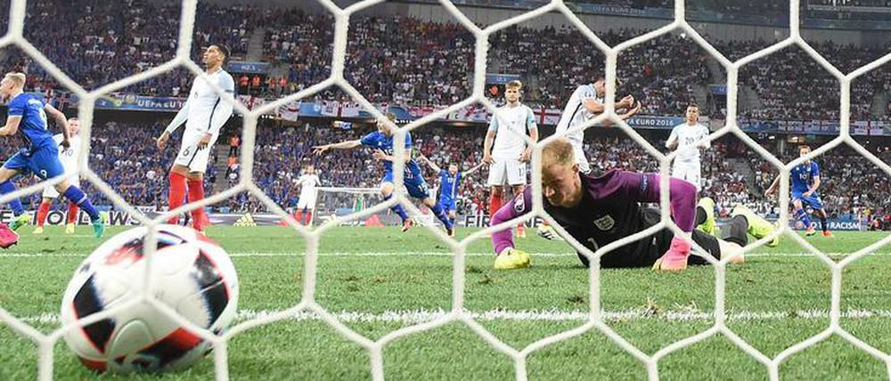 Kolbeinn Sigthorsson (9) trifft zum 2:1, Joe Hart im englischen Tor sieht gar nicht glücklich aus.