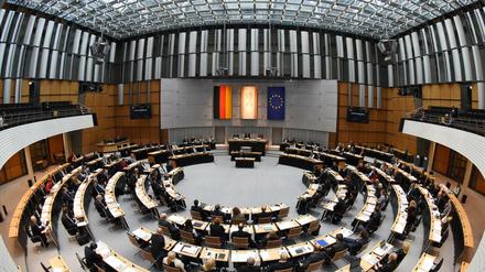 Abgeordnete und Senatoren sitzen im Abgeordnetenhaus in Berlin.