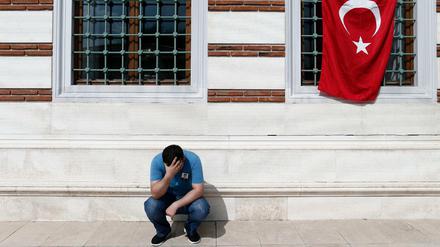 Fassungslos. Angehörige und Freunde trauern um die Opfer. 41 Menschen rissen die Attentäter mit in den Tod.