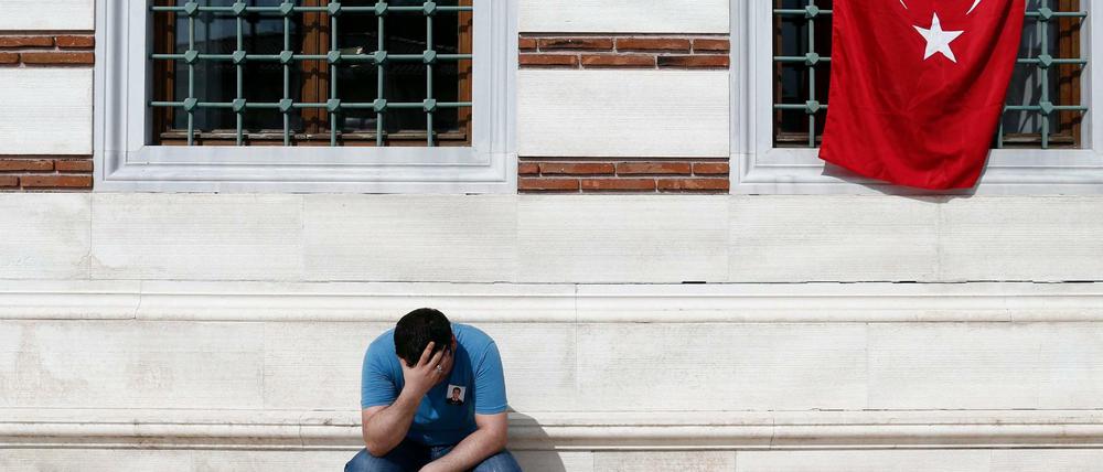 Fassungslos. Angehörige und Freunde trauern um die Opfer. 41 Menschen rissen die Attentäter mit in den Tod.