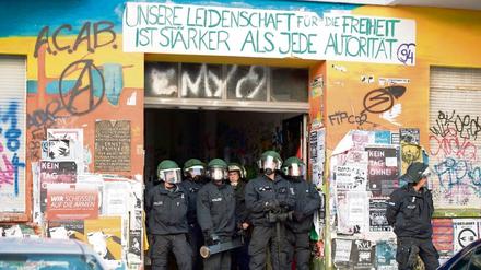 Polizisten im Einsatz in der Rigaer Straße in Berlin 