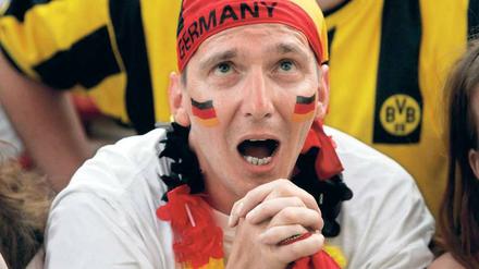 Herz und Rasen. Viele Fans fiebern bei Fußballspielen so sehr mit, dass es den Kreislauf belastet.