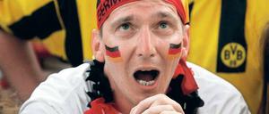 Herz und Rasen. Viele Fans fiebern bei Fußballspielen so sehr mit, dass es den Kreislauf belastet.