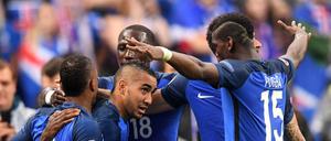 Frankreichs Dimitri Payet (2L) feiert das 3:0 beim Viertelfinale gegen Island.