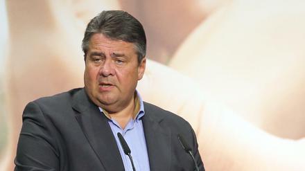 Der Vorsitzende der SPD, Sigmar Gabriel, spricht am 02.07.2016 auf einer Regionalkonferenz in Berlin. 