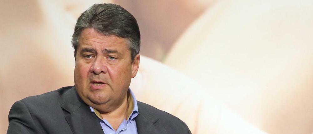 Der Vorsitzende der SPD, Sigmar Gabriel, spricht am 02.07.2016 auf einer Regionalkonferenz in Berlin. 