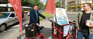 Roadie. Lange vor Beginn der heißen Wahlkampfphase ist Björn Eggert mit dem SPD-roten Lastenfahrrad-Infostand in Kreuzberg unterwegs.