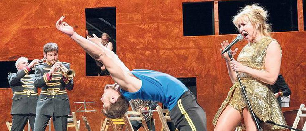 Für Kunst machen wir alles. Szene aus „En avant, marche!“ in Platels Choreografie. 