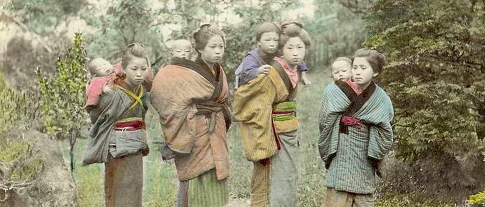 Die Realität. Kindermädchen, die selbst noch Kinder sind (um 1890).