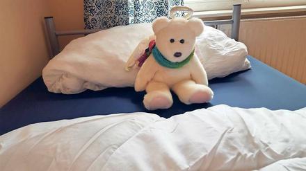 Nimm mich in den Arm. In der Erstaufnahme- und Clearingstelle des Landesjugendamtes in der Wilmersdorfer Prinzregentenstraße, die bald eröffnet wird, sind Zimmer für Kinder und Jugendliche, die allein nach Berlin flüchten, eingerichtet worden. Auf jedem Bett sitzt ein Kuscheltier, zur Begrüßung, als kleine Freude, als Halt in der Fremde. 