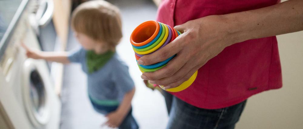 Den bundesweit rund 2,3 Millionen Kindern von Alleinerziehenden droht deutlich häufiger Armut als ihren Altersgenossen in Paarfamilien.