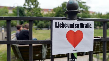 Auf dem Boxhagener Platz brachte Barbara 100 Schilder an.