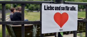 Auf dem Boxhagener Platz brachte Barbara 100 Schilder an.