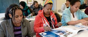 Flüchtlinge aus Syrien, Eritrea, Iran und Irak nehmen an einem Deutschkurs teil. 