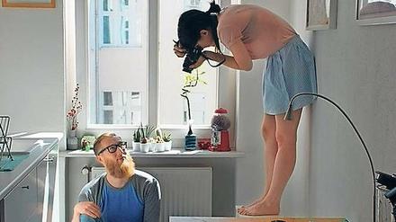 Küchenmodel. Jan Schwarzkamp war der erste, der sich von Eylül Aslan fotografieren ließ – in seiner Wohnung.