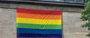 Die Regenbogenfahne hängt am 1. Juli am U-Bahnhof Nollendorfplatz.