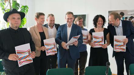 Alle gegen Rechts: Bruno Gerd Kramm (Piraten), Elke Breitenbach (Linke), Sebastian Czaja (FDP), Michael Müller (SPD), Bianca Klose (Mobile Beratung gegen Rechtsextremismus Berlin MBR), Bettina Jarasch (Grüne) und Thomas Heilmann (CDU) .