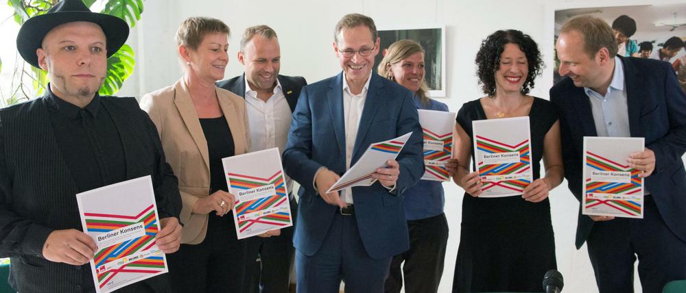 Alle gegen Rechts: Bruno Gerd Kramm (Piraten), Elke Breitenbach (Linke), Sebastian Czaja (FDP), Michael Müller (SPD), Bianca Klose (Mobile Beratung gegen Rechtsextremismus Berlin MBR), Bettina Jarasch (Grüne) und Thomas Heilmann (CDU) .