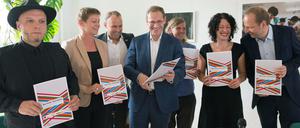 Alle gegen Rechts: Bruno Gerd Kramm (Piraten), Elke Breitenbach (Linke), Sebastian Czaja (FDP), Michael Müller (SPD), Bianca Klose (Mobile Beratung gegen Rechtsextremismus Berlin MBR), Bettina Jarasch (Grüne) und Thomas Heilmann (CDU) .