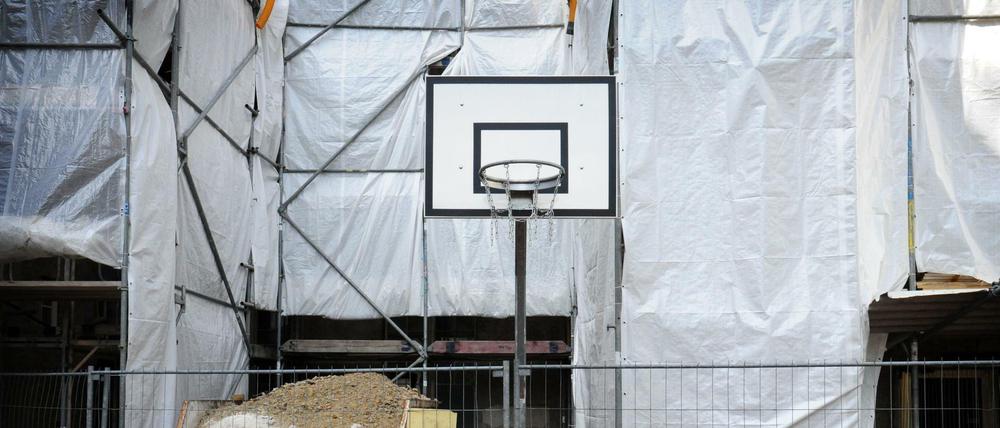 Marode Schulen gibt's in Berlin überall - wie hier in Lichtenberg.