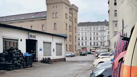 Beste Lage. Hinterm Kreuzberger Finanzamt werkeln Autoschrauber, Künstler und Clubbetreiber.