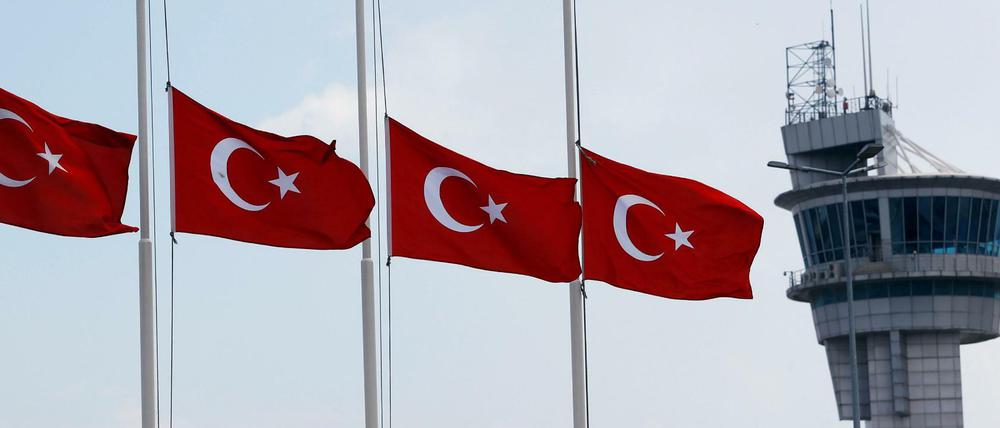 Türkische Flaggen hängen auf Halbmast vor dem Kontrollturm des Atatürk-Flughafens in Istanbul. 