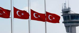 Türkische Flaggen hängen auf Halbmast vor dem Kontrollturm des Atatürk-Flughafens in Istanbul. 