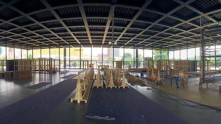 Keine Kunstinstallation. Die Neue Nationalgalerie wird saniert. Bis Ende des Jahres soll sie komplett leer geräumt sein. Dann wird nur noch das Stahl-Skelett stehen. Die Wiedereröffnung ist für 2020 geplant. 
