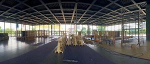 Keine Kunstinstallation. Die Neue Nationalgalerie wird saniert. Bis Ende des Jahres soll sie komplett leer geräumt sein. Dann wird nur noch das Stahl-Skelett stehen. Die Wiedereröffnung ist für 2020 geplant. 