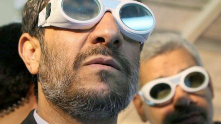 Mahmud Ahmadinedschad als Präsident des Iran während einer Technologiemesse 2010.