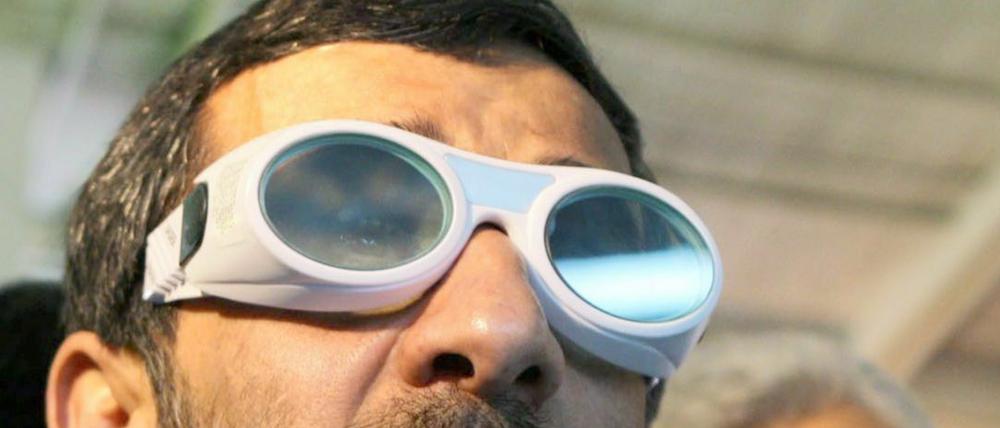 Mahmud Ahmadinedschad als Präsident des Iran während einer Technologiemesse 2010.