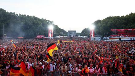 Während die Fans oben feiern, ackert unten die Technik.