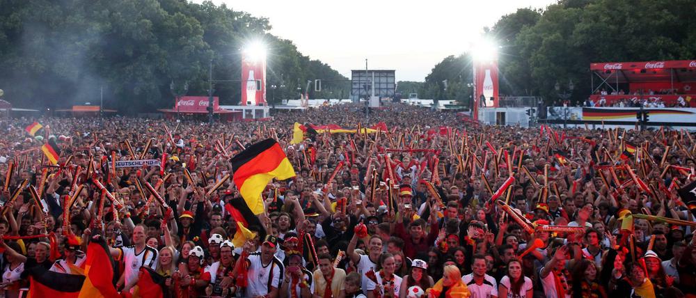 Während die Fans oben feiern, ackert unten die Technik.