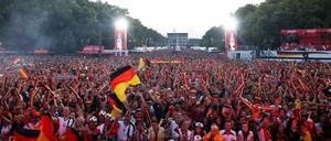 Während die Fans oben feiern, ackert unten die Technik.