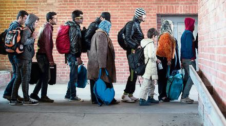 Die Rekordzahl der Abschiebungen hat auch dazu beigetragen, dass die Zahl der in Berlin registrierten Flüchtlinge 2016 rückläufig war.