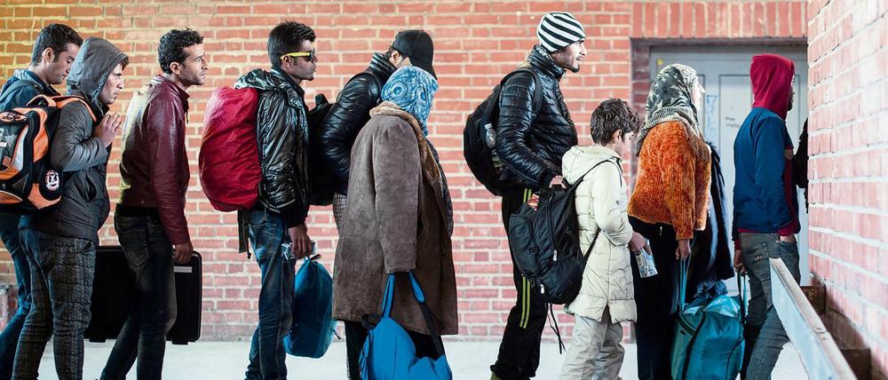 Die Rekordzahl der Abschiebungen hat auch dazu beigetragen, dass die Zahl der in Berlin registrierten Flüchtlinge 2016 rückläufig war.