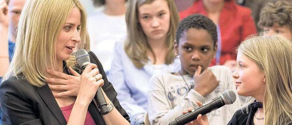 Die Mandela-Schule - hier bei einem Besuch von Unicef-Botschafterin Eva Padberg - ist beliebt bei mobilen Familien.