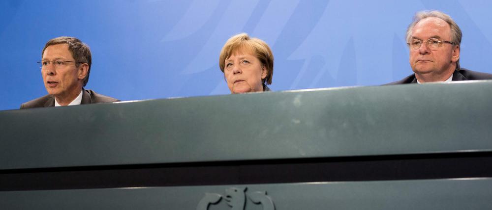 Der Bürgermeister der freien Hansestadt Bremen, Carsten Sieling (SPD, l-r), Bundeskanzlerin Angela Merkel (CDU) und der Ministerpräsident des Landes Sachsen-Anhalt, Reiner Haseloff (CDU) sitzen am 16.06.2016 nach einem Treffen von Bundesministern und Regierungschefs der Länder auf einer gemeinsamen Pressekonferenz im Bundeskanzleramt in Berlin. Schwerpunkt der Gespräche waren unter anderem die Bund-Länder-Finanzen. 
