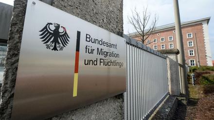 Verschickt das Bamf die Einladungen zur Asylanhörung tatsächlich systematisch zu spät?