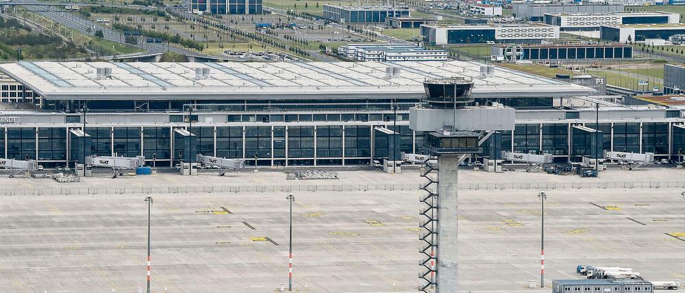 Nicht weniger als eine Milliarden-Bürgschaft soll die öffentliche Hand für den Pannenflughafen übernehmen.