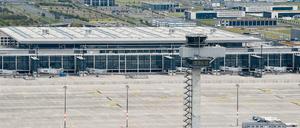 Nicht weniger als eine Milliarden-Bürgschaft soll die öffentliche Hand für den Pannenflughafen übernehmen. 