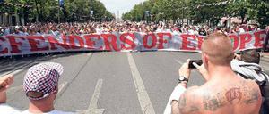 Hässliche Fratze. Polnische Hooligans marschieren bei der EM in Marseille auf.