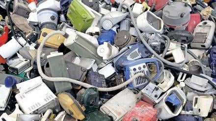 Bislang landen viele Elektrogeräte illegal im Hausmüll. Das kann über 100 Euro Bußgeld kosten. 