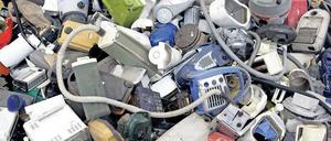 Bislang landen viele Elektrogeräte illegal im Hausmüll. Das kann über 100 Euro Bußgeld kosten. 