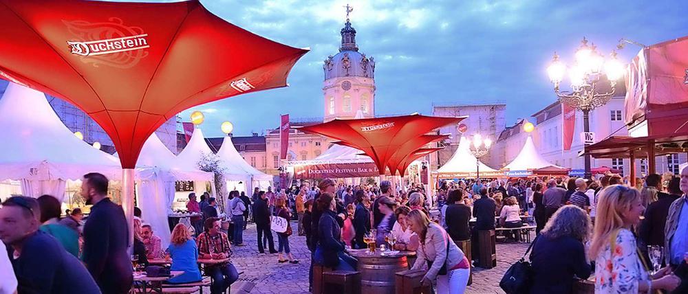 Weiße Zelte vor dem Schloss. So sah es beim vorigen Duckstein-Festival in Charlottenburg aus.