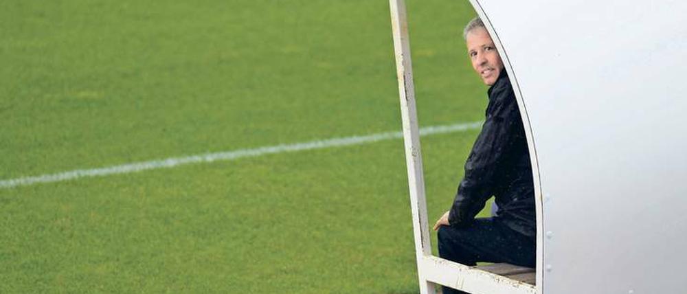 Schweizer Bank. Lucien Favre hospitierte in der Vorrunde beim deutschen Nationalteam.